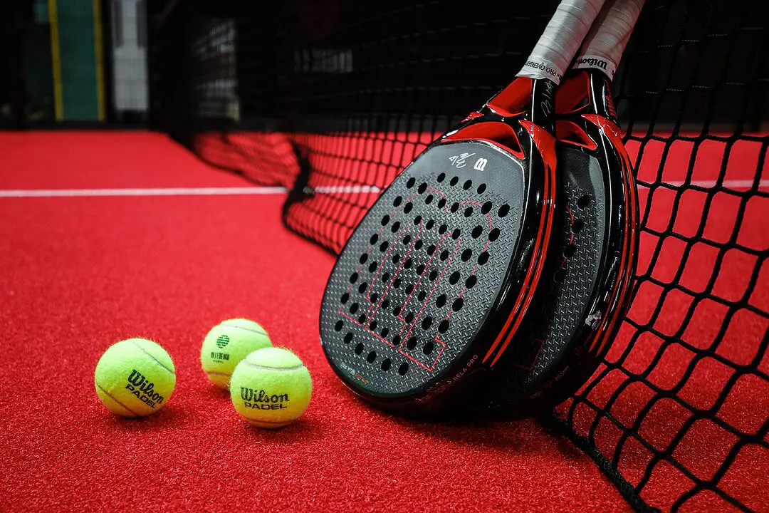 découvrez le padel, un sport de raquette en pleine expansion qui allie fun et stratégie. apprenez les règles, les techniques et les meilleurs endroits pour jouer en france. rejoignez la communauté des passionnés et améliorez votre jeu tout en vous amusant !
