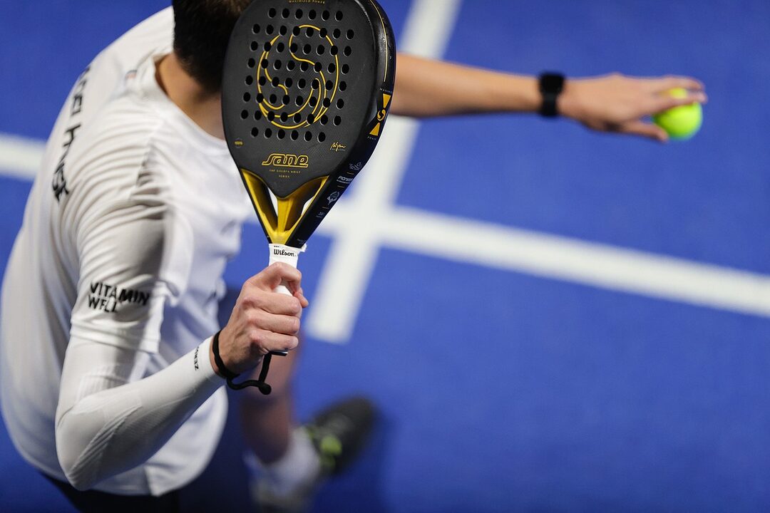 découvrez le padel, le sport de raquette qui allie convivialité et compétitivité. apprenez les règles, les techniques et les meilleures astuces pour améliorer votre jeu tout en vous amusant entre amis.