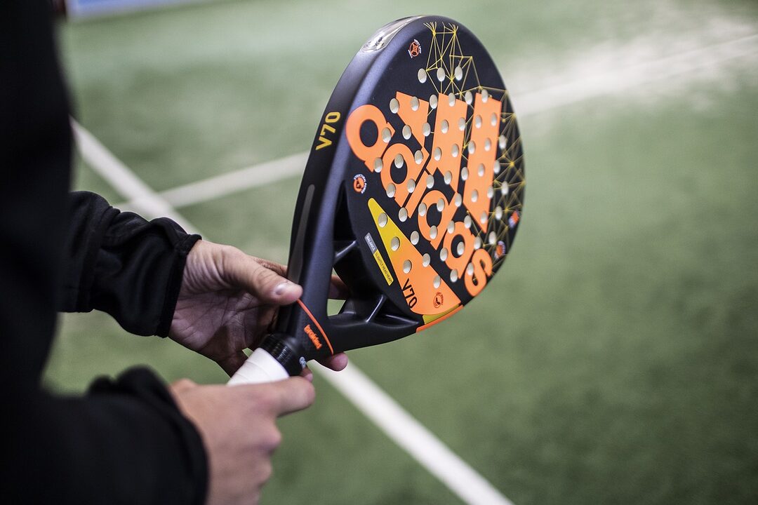 découvrez le padel, un sport de raquette dynamique et convivial alliant tennis et squash. parfait pour tous les niveaux, le padel se pratique en double sur des terrains surélevés, offrant une expérience ludique et accessible. rejoignez la communauté grandissante de passionnés et explorez les bienfaits de cette activité sportive unique!