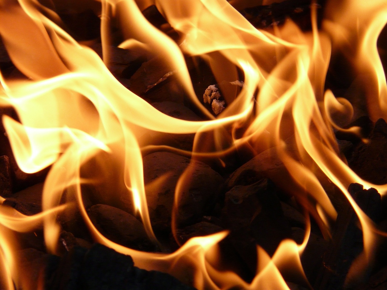 découvrez l'élément fascinant du feu, ses usages, ses dangers et son rôle essentiel dans la nature. apprenez comment maîtriser le feu pour la cuisine, le chauffage, et explorez son symbolisme à travers les cultures.